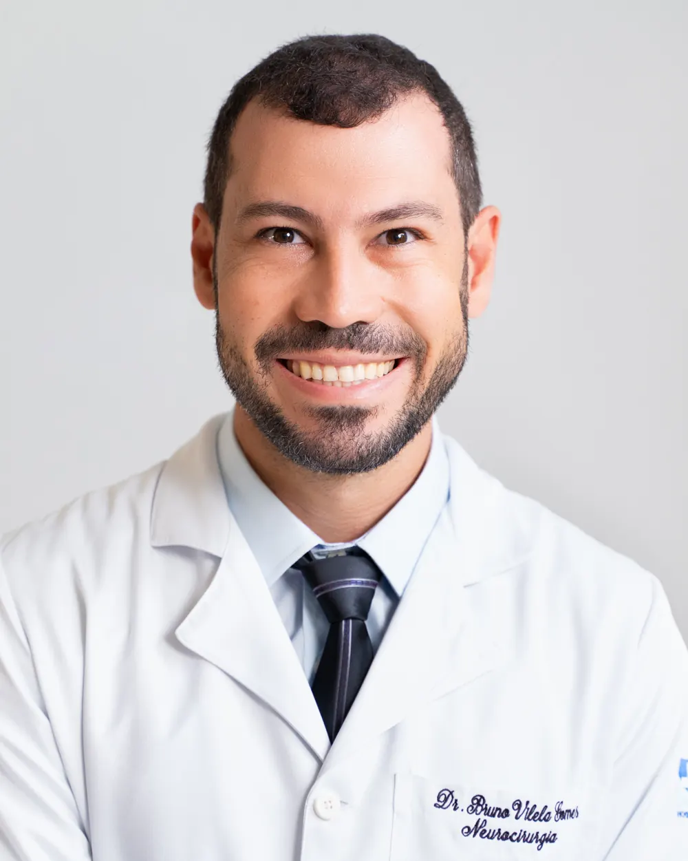 Retrato do Dr. Bruno Vilela Gomes de jaleco, sorrindo