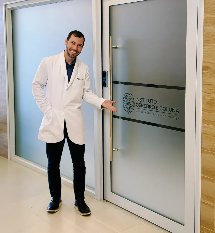 Dr. Bruno recebendo pacientes na porta do Instituto Cérebro e Coluna